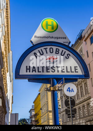 I mezzi di trasporto pubblico bus stop - Vienna, Austria. Foto Stock