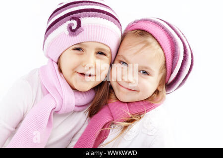 Ritratto di bella abbracciando kid ragazze indossano abiti invernali Foto Stock