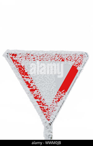 Lato strada cartello segnaletico coperte di neve Foto Stock