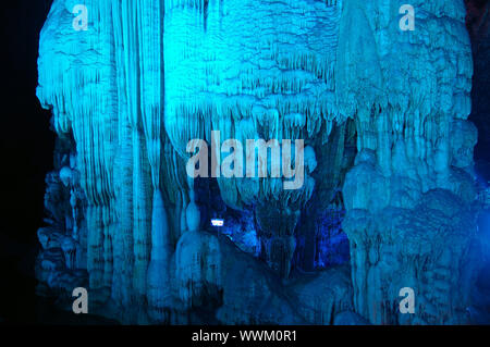 Illuminata Yanzi grotte di stalattiti visualizzando il 'Crystal Palac Foto Stock