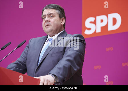 Peer Steinbrück (SPD), cancelliere SPD candidato, e SPD Presidente, Sigmar GABRIEL (SPD), dare la conferenza stampa Foto Stock