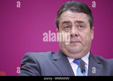 Peer Steinbrück (SPD), cancelliere SPD candidato, e SPD Presidente, Sigmar GABRIEL (SPD), dare la conferenza stampa Foto Stock