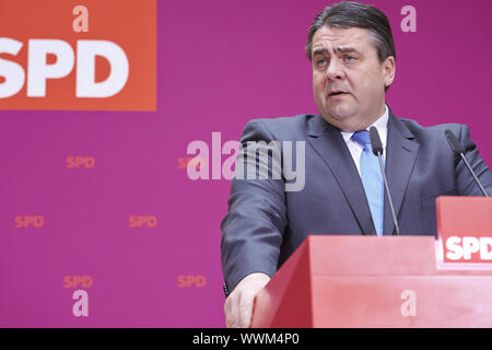 Peer Steinbrück (SPD), cancelliere SPD candidato, e SPD Presidente, Sigmar GABRIEL (SPD), dare la conferenza stampa Foto Stock