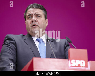 Peer Steinbrück (SPD), cancelliere SPD candidato, e SPD Presidente, Sigmar GABRIEL (SPD), dare la conferenza stampa Foto Stock