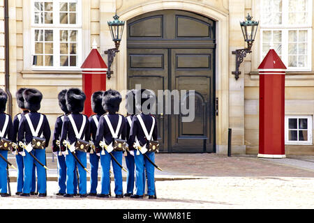 Cambio della guardia di fronte di Amalienborg Foto Stock