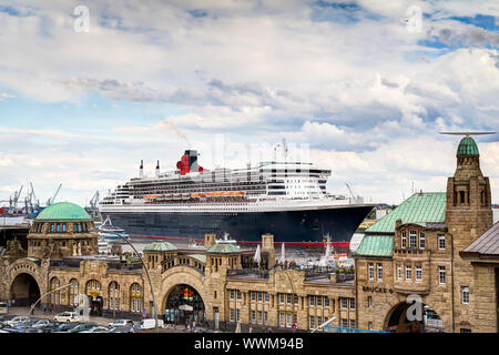 Queen Mary 2 in Amburgo, Germania Foto Stock