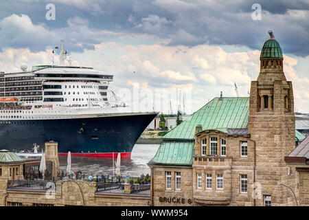 Queen Mary 2 in Amburgo, Germania Foto Stock