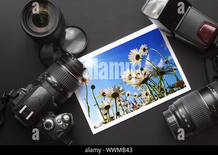 Fotocamera e una lente su nero mostra fotografo still life Foto Stock