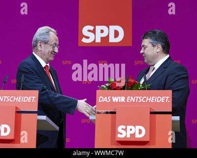 Sigmar GABRIEL e Christian Ude dare dichiarazioni del dopo elezioni di stato a Berlino. Foto Stock