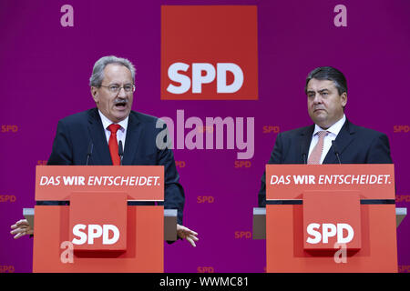 Sigmar GABRIEL e Christian Ude dare dichiarazioni del dopo elezioni di stato a Berlino. Foto Stock