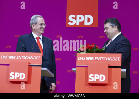 Sigmar GABRIEL e Christian Ude dare dichiarazioni del dopo elezioni di stato a Berlino. Foto Stock