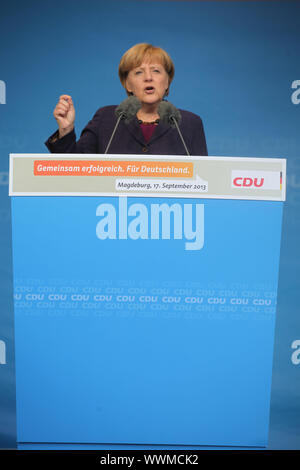 Bundeskanzlerin Dott.ssa Angela Merkel (CDU,MbB) bei CDU-Wahlkampfveranstaltung am 17.9.13 a Magdeburgo Foto Stock