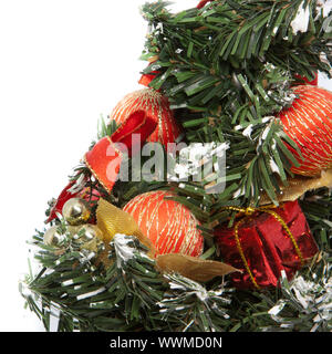 Albero di Natale isolato su uno sfondo bianco. Foto Stock