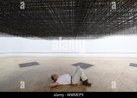 Lo scultore britannico Antony Gormley pone con la sua matrice di installazione III (2019), durante una foto chiamata per la sua nuova importante esposizione presso la Royal Academy of Arts di Londra. Foto Stock