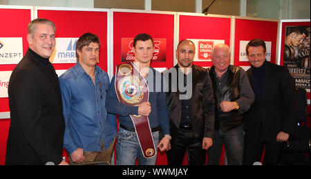 WBO Boxweltmeister Robert Stieglitz WM mit Gürtel und Herausforderer Arthur Abraham mit Cheftrainer und promotore Foto Stock