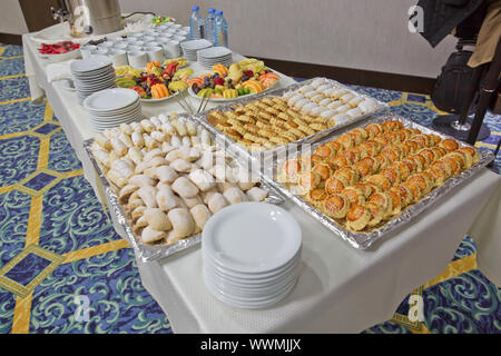 Hotel di lusso deserti ristorante a buffet aperto. La tabella con i deserti, i dolci e la pasticceria sulla tabella .orzo tritato frutta, vetro. Foto Stock