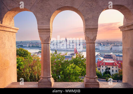 Budapest, Ungheria. Cityscape immagine di Budapest con il palazzo del parlamento durante il periodo estivo sunrise. Foto Stock