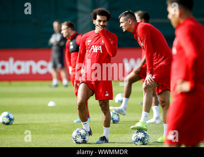 Liverpool è Mohamed Salah (sinistra) parla con il Liverpool Dejan Lovren (a destra) durante una sessione di allenamento a Melwood Allenamento, Liverpool. Foto Stock