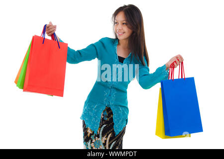 La donna nella tradizione Kebaya holding colorato shopping bag. Foto Stock