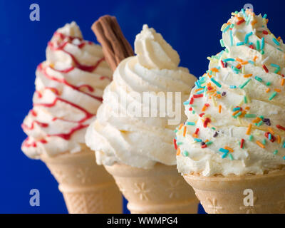 Mantecato coni gelato con tre diversi condimenti Foto Stock