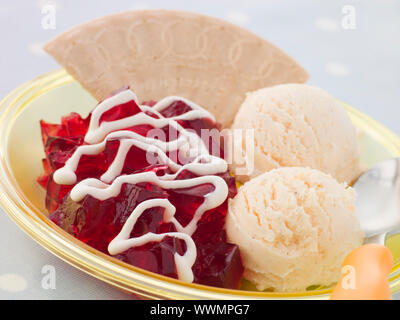 Jelly e gelato con una fetta e della crema di latte Foto Stock