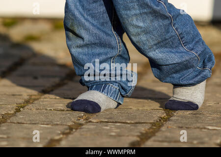 Bambino a piedi nudi Foto Stock