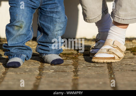 Bambino a piedi nudi Foto Stock