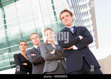 Quattro gli imprenditori in piedi all'aperto sorridente Foto Stock