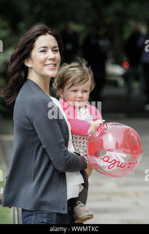 Il principe ereditario Frederik e la Principessa Mary di Danimarca e i loro figli principe cristiano e la Principessa Isabella alla Government House di Sydney - Australia Foto Stock