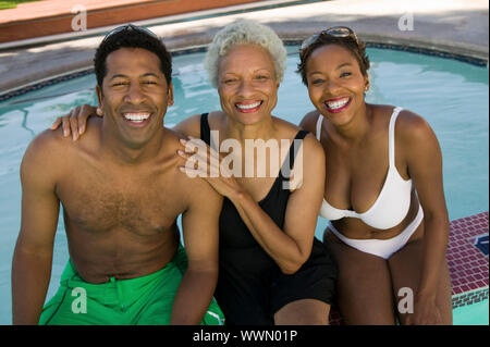 "Altri, Figlio e la nuora di Poolside' Foto Stock