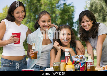 Le donne ad un picnic Foto Stock