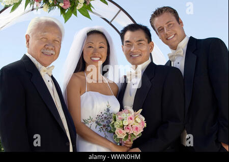 Sposa e lo sposo con il Padre e il miglior uomo Foto Stock