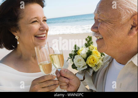 Senior sposi la condivisione di un toast Foto Stock
