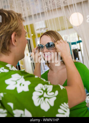 Giovane Shopping per occhiali da sole Foto Stock