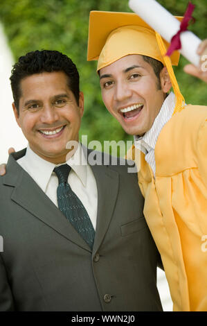 Padre orgoglioso di laurea figlio Foto Stock