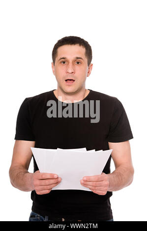 Uomo spaventato con lettera isolata su sfondo bianco Foto Stock