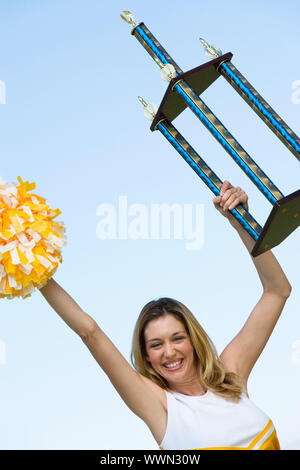 Cheerleader trofeo di sollevamento Foto Stock