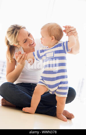 La madre e il bambino in interni a giocare e sorridente Foto Stock