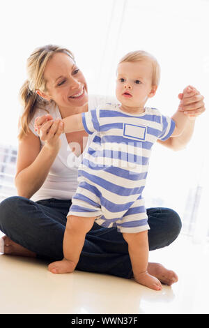 La madre e il bambino in interni a giocare e sorridente Foto Stock