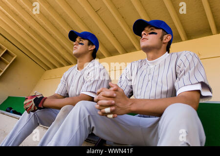 I giocatori di baseball in piroga la visione di gioco Foto Stock
