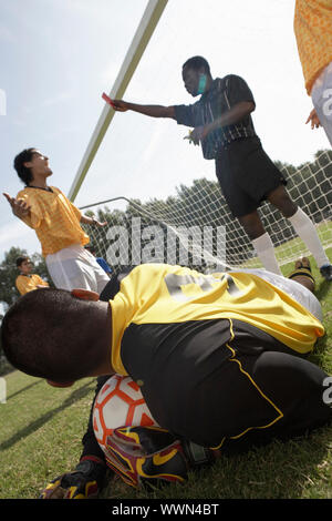 Arbitro di consegnare una scheda rossa Foto Stock