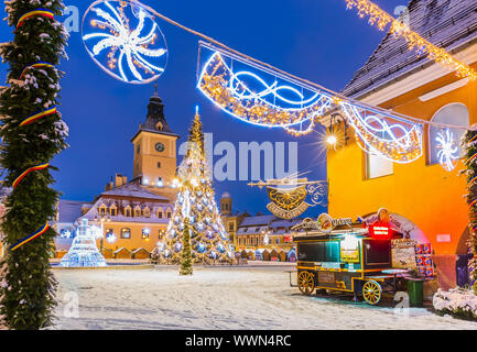Brasov, Romania: 18 dicembre 2018 - Centro Storico Mercatino di Natale al crepuscolo. Foto Stock