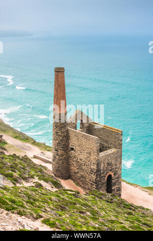 Motore Towanroath House, parte di Wheal Coates Miniera di stagno sul Cornish Coast vicino a St Agnes, Cornwall, Inghilterra. Regno Unito. Foto Stock