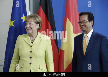 Nguyen Tan Dung, primo ministro del Vietnam, e il Cancelliere tedesco Angela Merkel Foto Stock