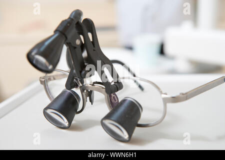 Dentista oculare con luce Foto Stock