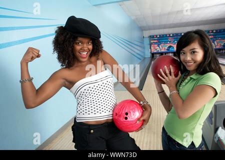Giovani donne in pista da bowling Foto Stock