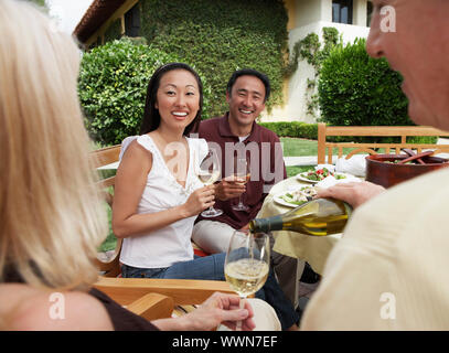 Le persone al party in giardino Foto Stock