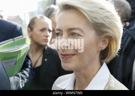 Allarme incendio durante la conferenza stampa con il Ministro tedesco della difesa Dr. Ursula von der Leyen. Foto Stock