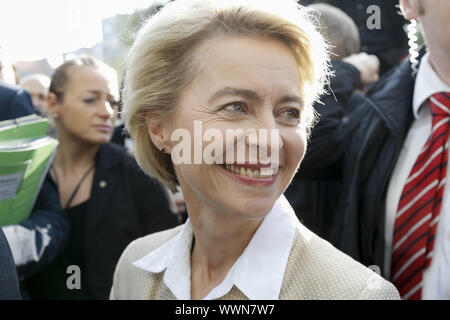 Allarme incendio durante la conferenza stampa con il Ministro tedesco della difesa Dr. Ursula von der Leyen. Foto Stock