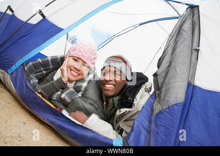 Coppia giacendo in tenda Foto Stock